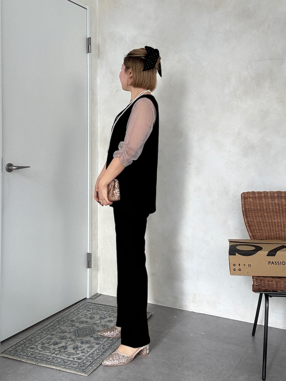 ブラック系のドレス、ホワイト系のパンツドレス、ホワイト系のネックレスを着用したレディースの冬コーディネートの2枚目の写真