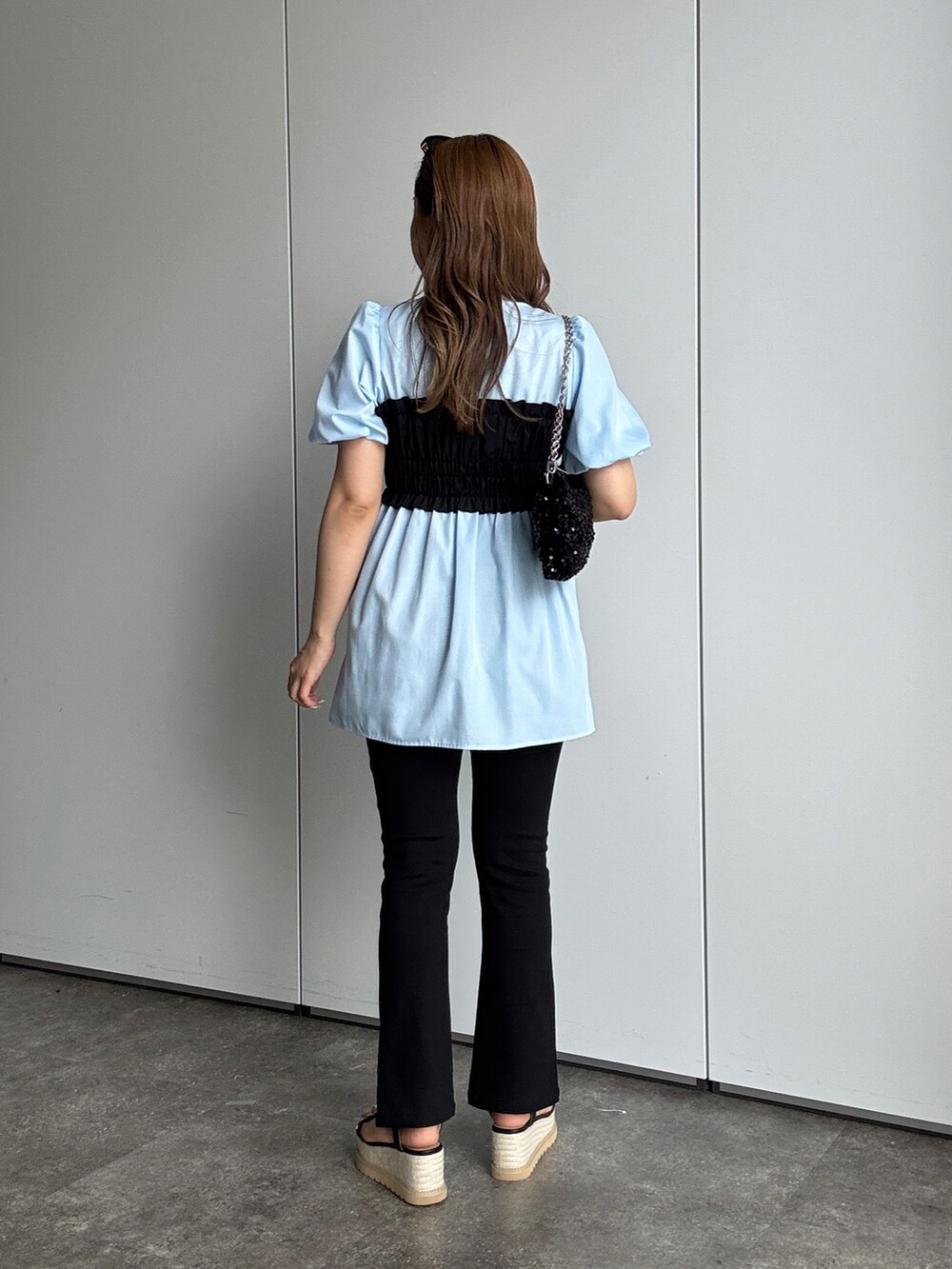 ブルー系のシャツ/ブラウス、シルバー系のショルダーバッグ、ブラック系のその他パンツを着用したレディースの夏コーディネートの3枚目の写真