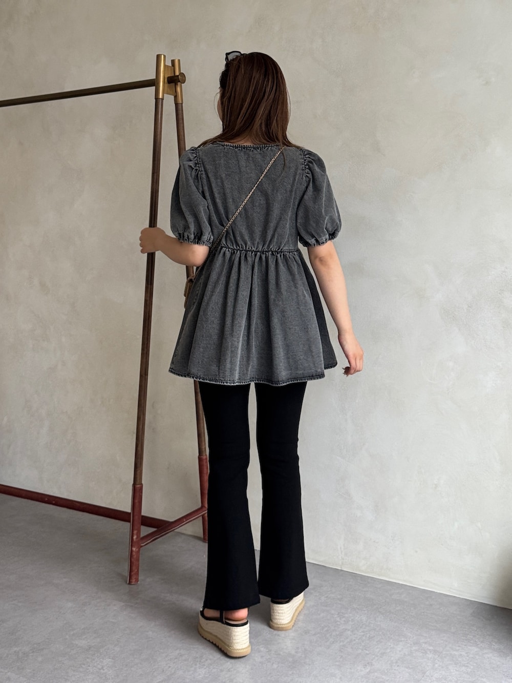 ブラック系のシャツ/ブラウス、ブラック系のその他パンツ、ブラック系のサンダルを着用したレディースの夏コーディネートの3枚目の写真