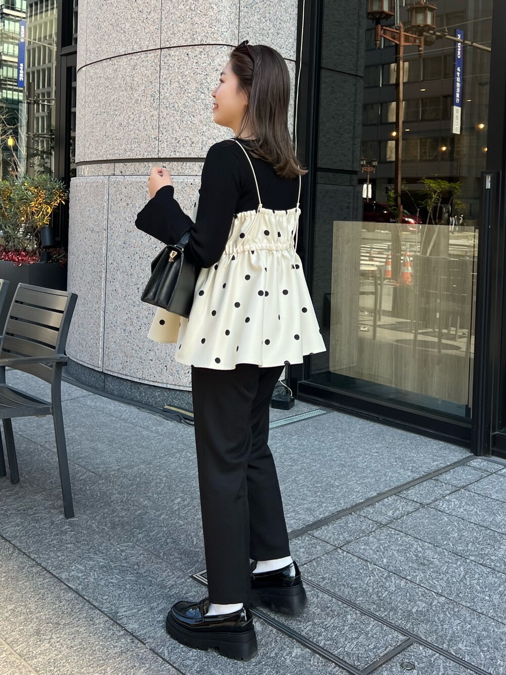 ブラック系のニット/セーター、ブラック系のその他パンツ、ブラック系のローファーを着用したレディースの冬コーディネートの3枚目の写真