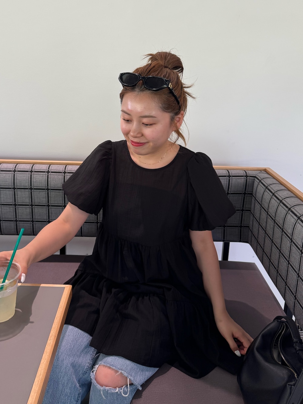 「アウトドアスタイル、サングラス、夏ルックで気分アップ、休日スタイル、テーマパークコーデ、デニム、シンプルコーデ、きれいめカジュアル、夏コーデ、シアートップス、ショルダーバッグ、サンダル、プチプラ、お出かけコーデ」｜「prose verseのパフスリーブシアーティアードブラウス（シャツ/ブラウス、ブラック系）」を使った、ももぞうさん（骨格ストレート・レディース・154cm）の夏コーディネートの4枚目の写真