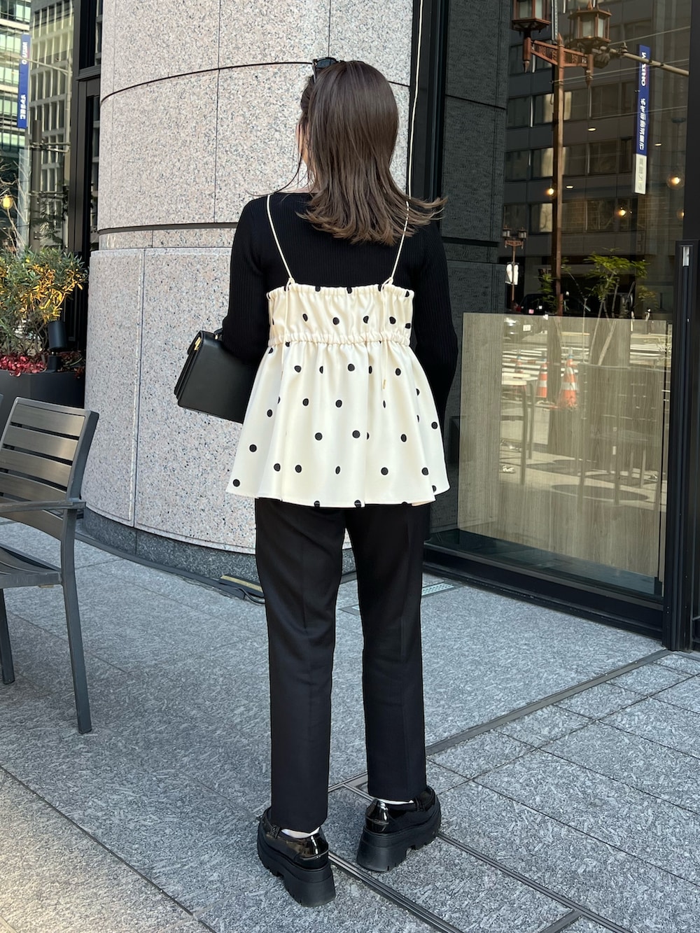 ブラック系のニット/セーター、ブラック系のその他パンツ、ブラック系のローファーを着用したレディースの冬コーディネートの4枚目の写真