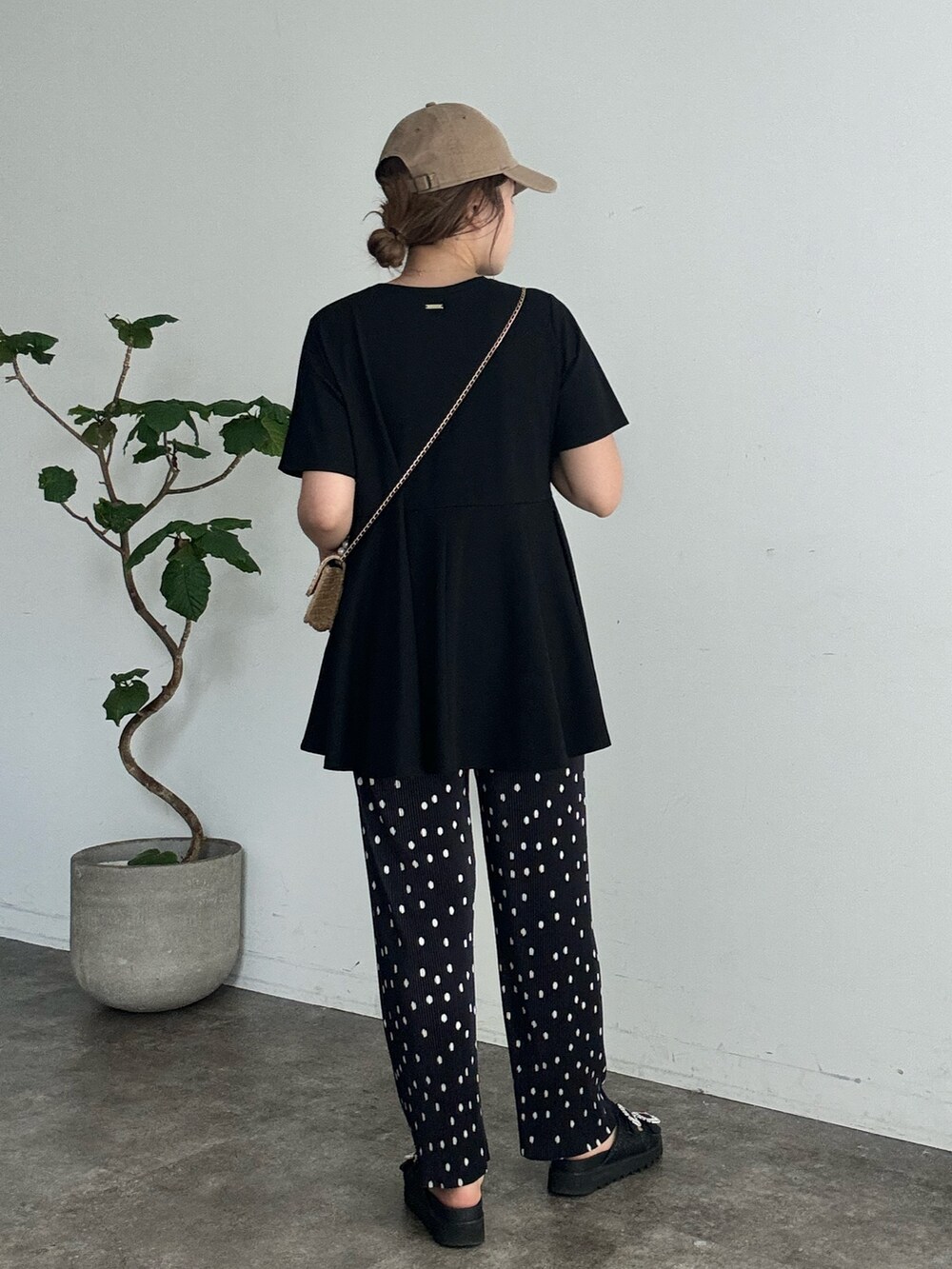 ブラック系のTシャツ/カットソー、ベージュ系のショルダーバッグ、ブラック系のその他パンツを着用したレディースの夏コーディネートの3枚目の写真