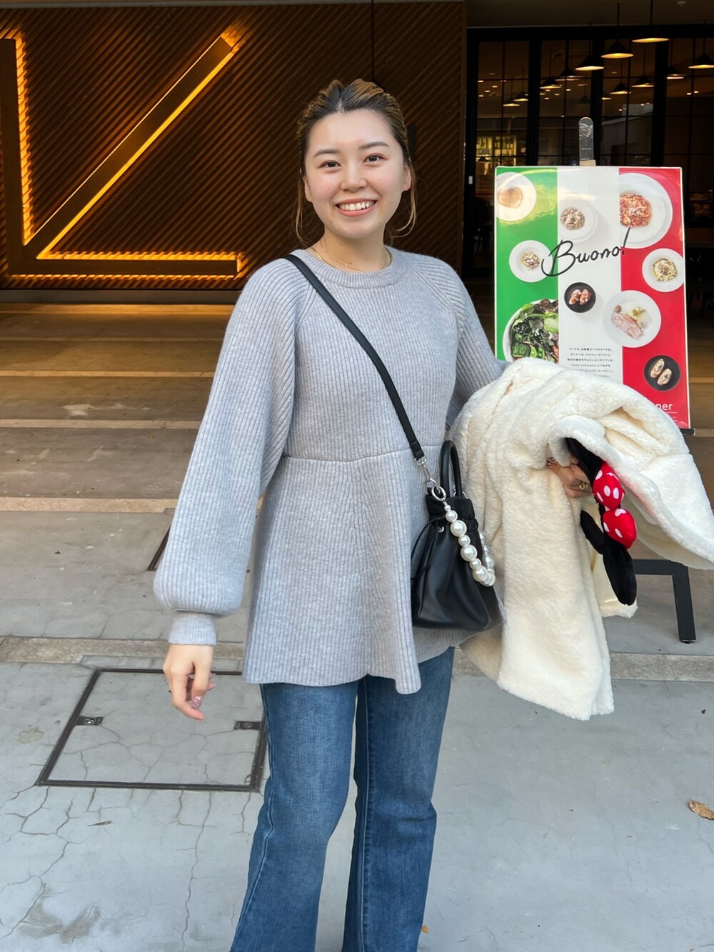 「ファッションを楽しもう、お出かけコーデ、プチプラ、コート、デニム、きれいめカジュアル、冬コーデ、ニット、ブーツ、レイヤードスタイル、韓国ファッション、厚底シューズ、ディズニーコーデ、ボア、ぺプラムトップス」｜「prose verseのボアミドルコート（その他アウター、ホワイト系）」を使った、ももぞうさん（レディース・154cm）の秋コーディネートの4枚目の写真