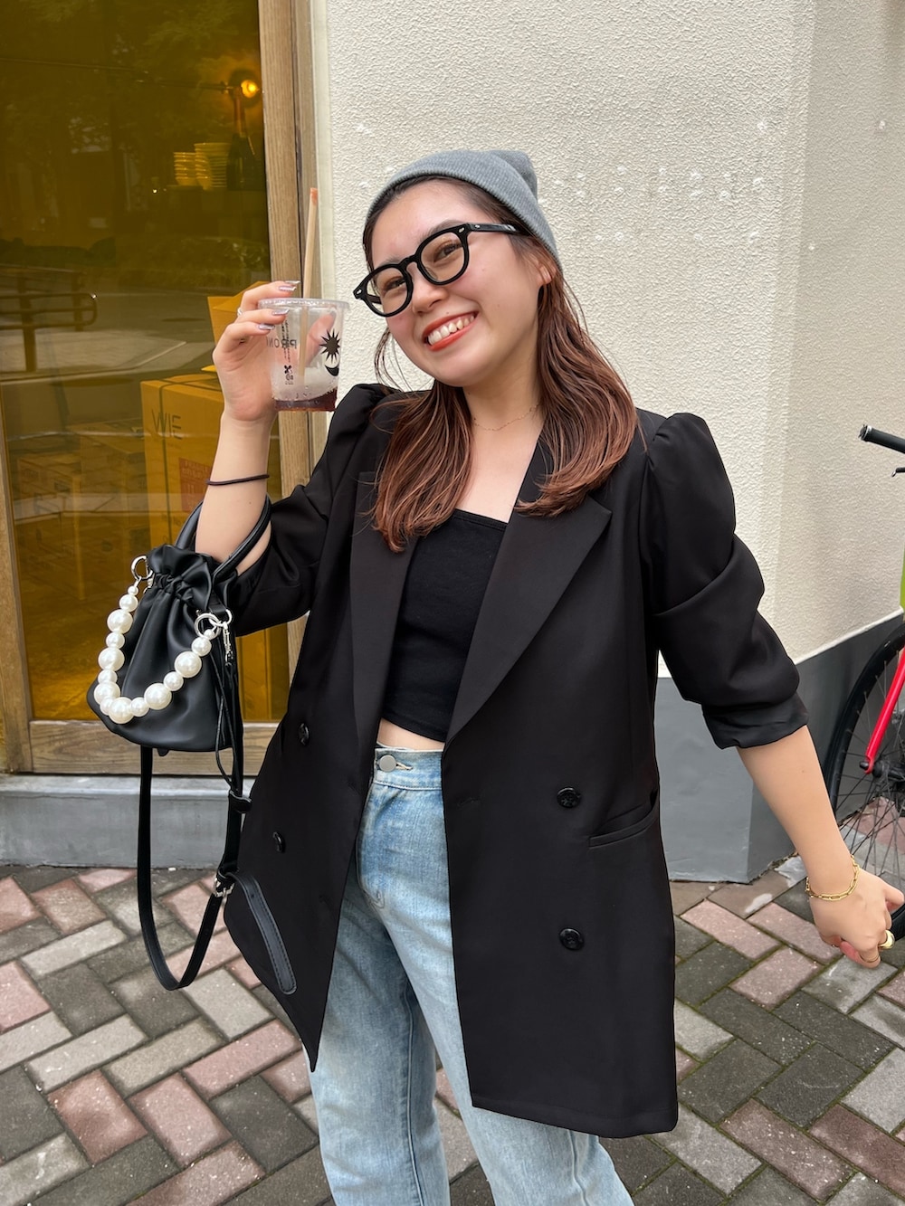 「今日のコスメと服、メガネ女子、ミニバッグ、韓国ファッション、休日スタイル、スニーカー、きれいめカジュアル、プチプラ、デニム、秋コーデ、ショルダーバッグ、ジャケットスタイル、お出かけコーデ、ニット帽、秋服まるっと大公開」｜「prose verseの【MOMO SELECT】リブビーニー（ニットキャップ/ビーニー、グレー系）」を使った、ももぞうさん（レディース・154cm）の秋コーディネートの2枚目の写真