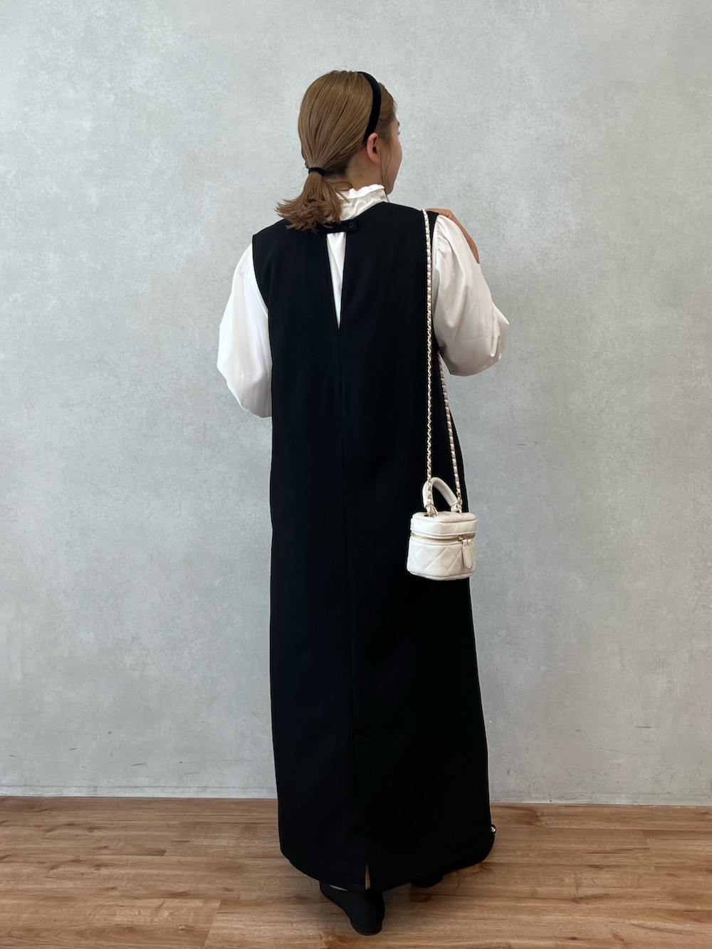 「秋服まるっと大公開、ショルダーバッグ、お出かけコーデ、ワンピース、シンプルコーデ、休日スタイル、プチプラ、入学式、卒業式、セレモニー、ママコーデ、ジャンパースカート、リボン、ブラウス」｜「prose verseのベロアカチューシャ（カチューシャ、ブラック系）」を使った、ももぞうさん（レディース・154cm）の秋コーディネートの2枚目の写真