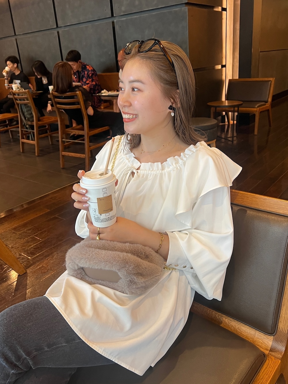 ホワイト系のシャツ/ブラウス、ブラウン系のショルダーバッグ、ブラック系のブーツを着用したレディースの秋コーディネートの2枚目の写真