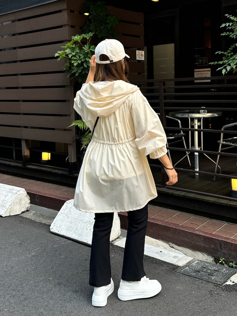 ホワイト系のTシャツ/カットソー、ホワイト系のマウンテンパーカー、ブラック系のショルダーバッグを着用したレディースの夏コーディネートの3枚目の写真