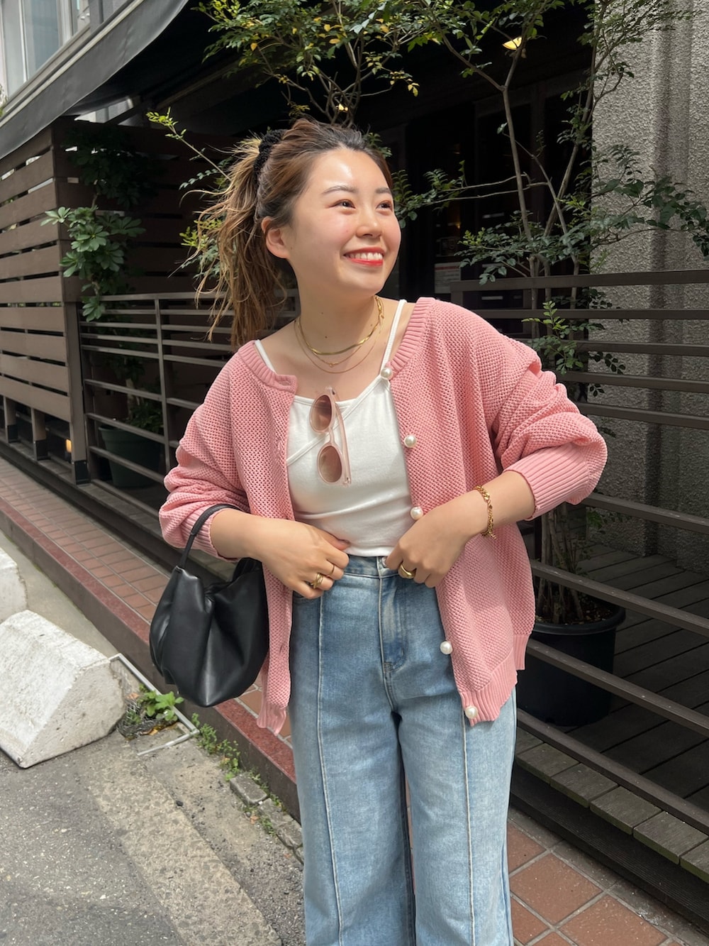 「ショップスタッフの好印象コーデ、今日のコスメと服、休日スタイル、メガネ女子、春コーデ、カーディガン、ピンク、レイヤードスタイル、キャミソール、デニム、サンダル、スポーツサンダル、サングラス、プチプラ、低身長コーデ」｜「prose verseのパールボタン2WAYメッシュカーディガン（カーディガン/ボレロ、ピンク系）」を使った、ももぞうさん（レディース・154cm）の春コーディネートの2枚目の写真