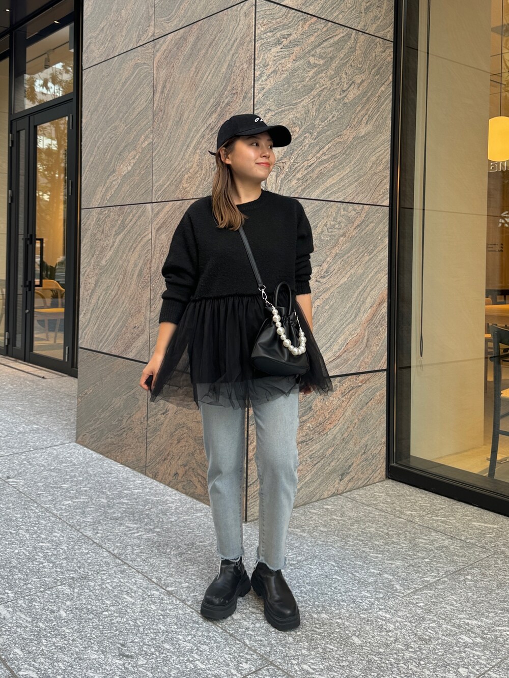 「クリスマスに着たい服、最近のいい感じコーデ、冬アウター、デニム、ブーツ、ニット、テーマパークコーデ、キャップ、マイベストコーデ2024、冬コーデ、休日スタイル、プチプラ、骨格ストレート、ママコーデ、体型カバー」｜「prose verseのシンプルロゴキャップ（キャップ、ブラック系）」を使った、ももぞうさん（レディース・154cm）の冬コーディネートの2枚目の写真