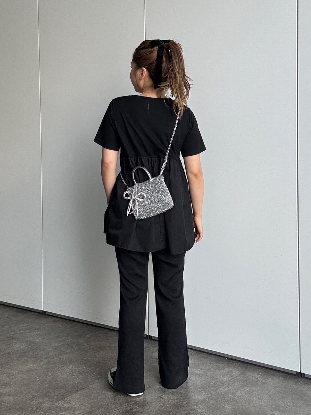 ブラック系のTシャツ/カットソー、ブラック系のその他パンツ、ブラック系のその他ヘアアクセサリーを着用したレディースの夏コーディネートの3枚目の写真