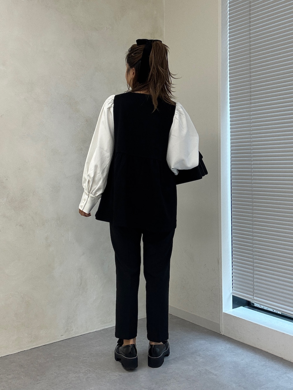 ブラック系のシャツ/ブラウス、ブラック系のその他パンツ、ブラック系のローファーを着用したレディースの秋コーディネートの3枚目の写真