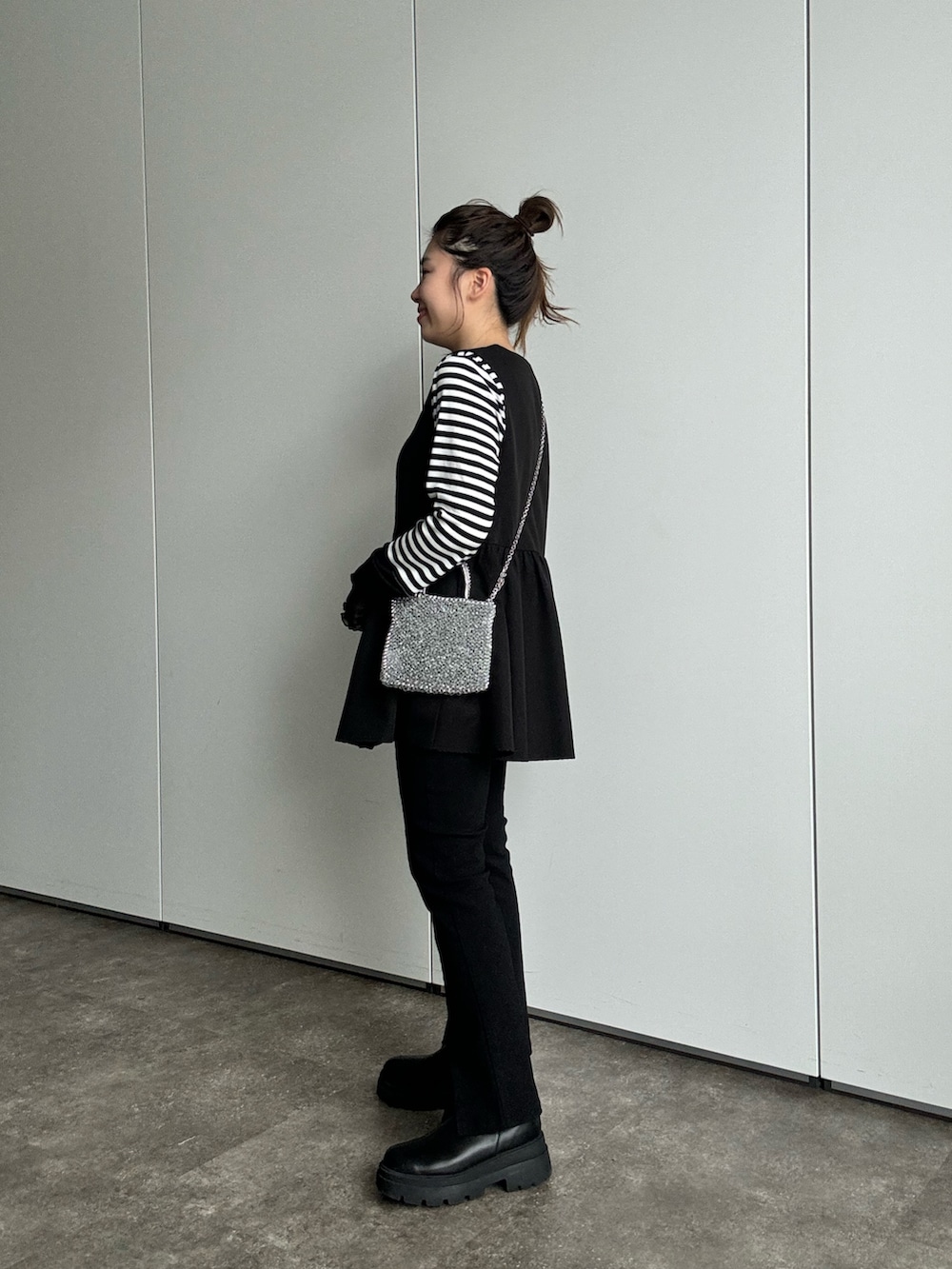 ブラック系のTシャツ/カットソー、ブラック系のベスト、ブラック系のその他パンツを着用したレディースの秋コーディネートの2枚目の写真