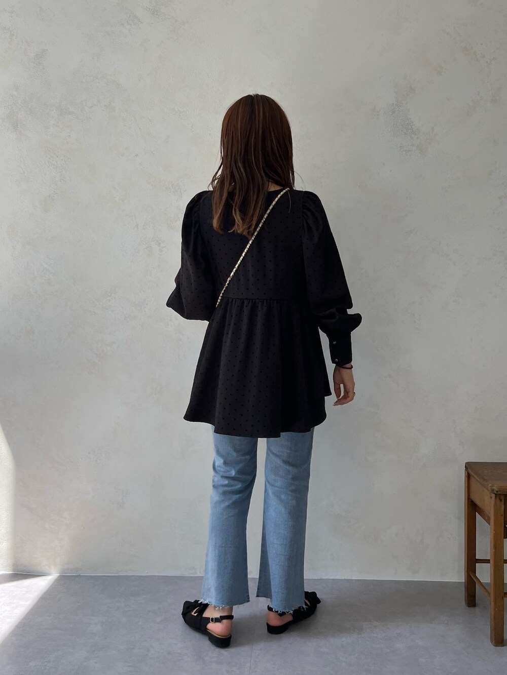 ブラック系のシャツ/ブラウス、ブラック系のショルダーバッグ、ブルー系のデニムパンツを着用したレディースの夏コーディネートの3枚目の写真