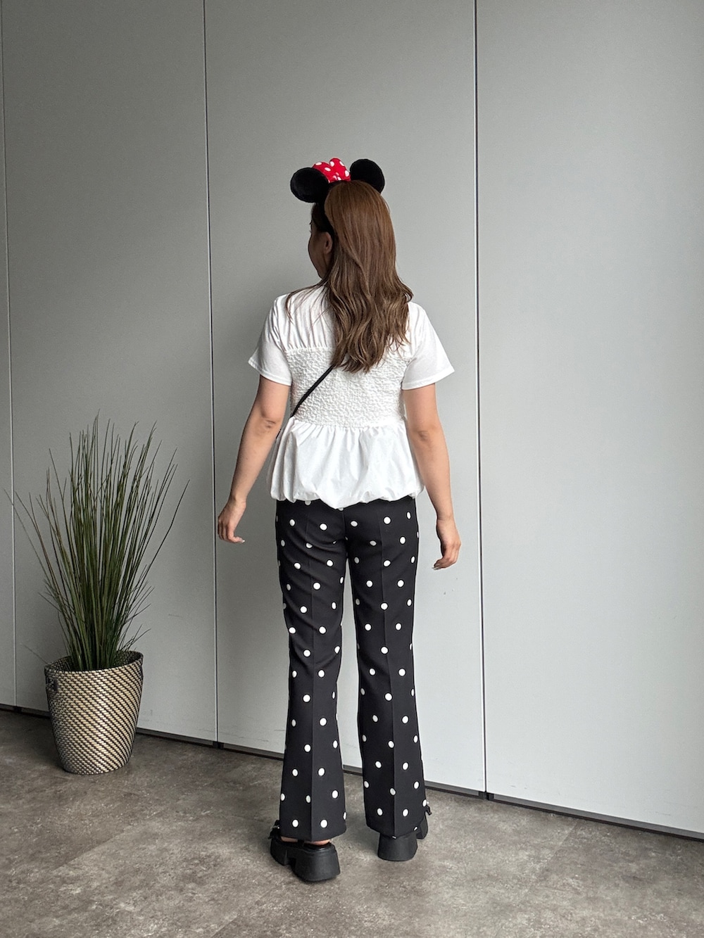 ホワイト系のTシャツ/カットソー、ブラック系のショルダーバッグ、ブラック系のその他パンツを着用したレディースの夏コーディネートの2枚目の写真