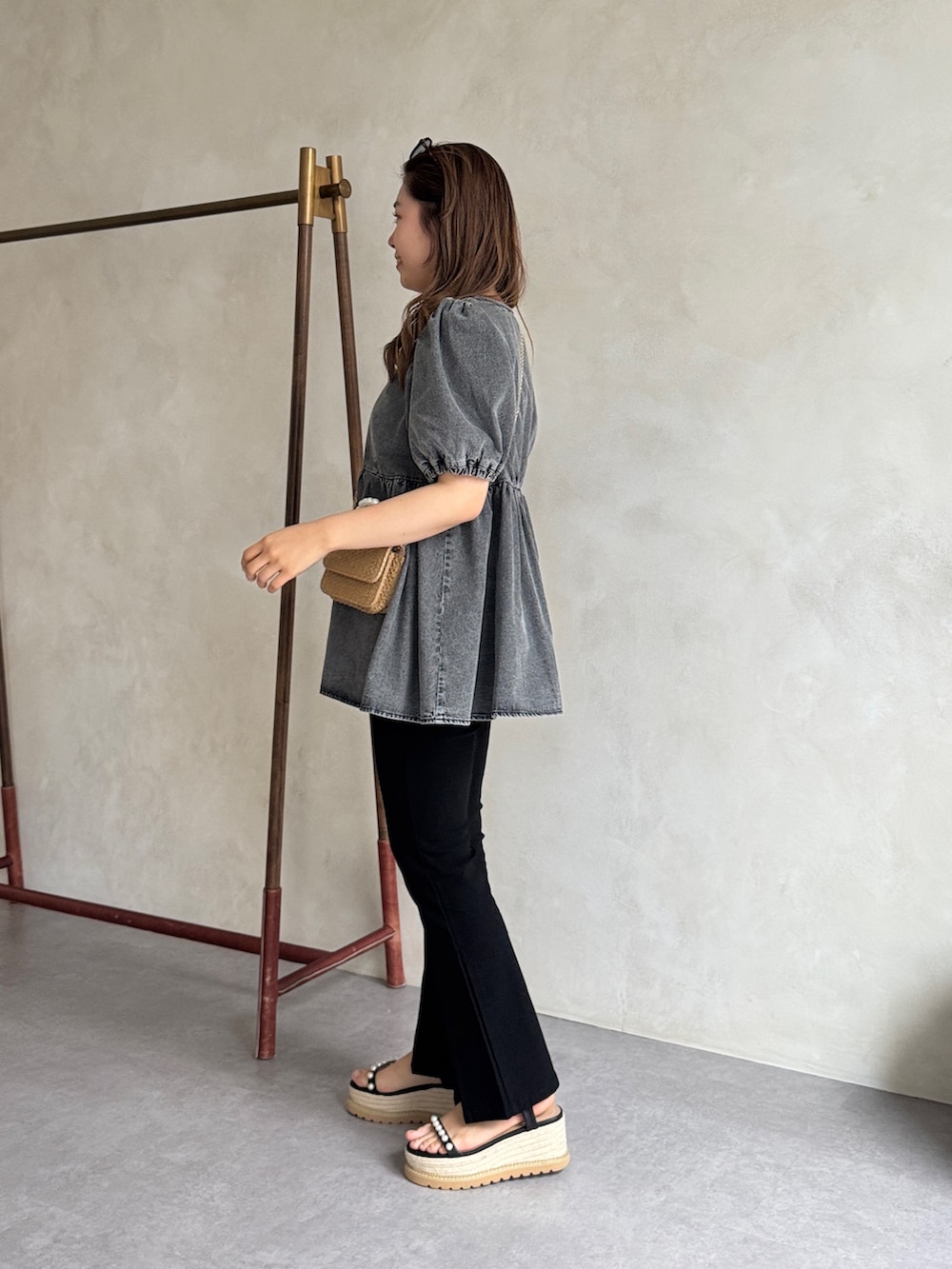 ブラック系のシャツ/ブラウス、ブラック系のその他パンツ、ブラック系のサンダルを着用したレディースの夏コーディネートの2枚目の写真