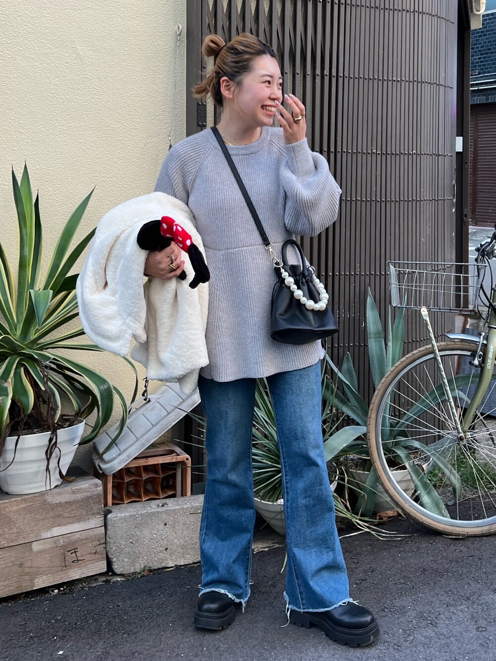 「ファッションを楽しもう、お出かけコーデ、プチプラ、コート、デニム、きれいめカジュアル、冬コーデ、ニット、ブーツ、レイヤードスタイル、韓国ファッション、厚底シューズ、ディズニーコーデ、ボア、ぺプラムトップス」｜「prose verseのボアミドルコート（その他アウター、ホワイト系）」を使った、ももぞうさん（レディース・154cm）の秋コーディネートの3枚目の写真