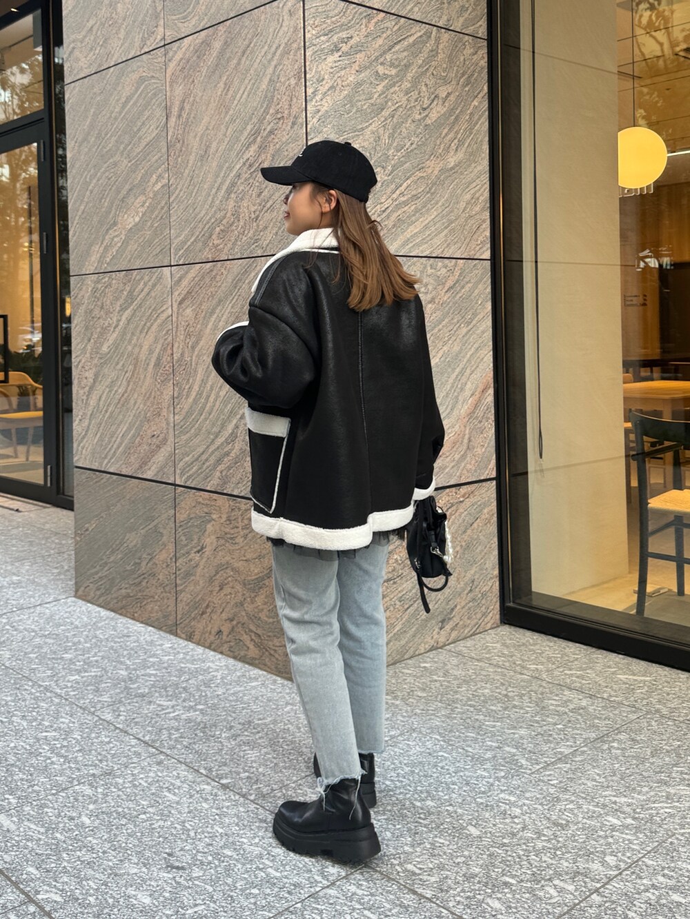 「クリスマスに着たい服、最近のいい感じコーデ、冬アウター、デニム、ブーツ、ニット、テーマパークコーデ、キャップ、マイベストコーデ2024、冬コーデ、休日スタイル、プチプラ、骨格ストレート、ママコーデ、体型カバー」｜「prose verseのシンプルロゴキャップ（キャップ、ブラック系）」を使った、ももぞうさん（レディース・154cm）の冬コーディネートの3枚目の写真