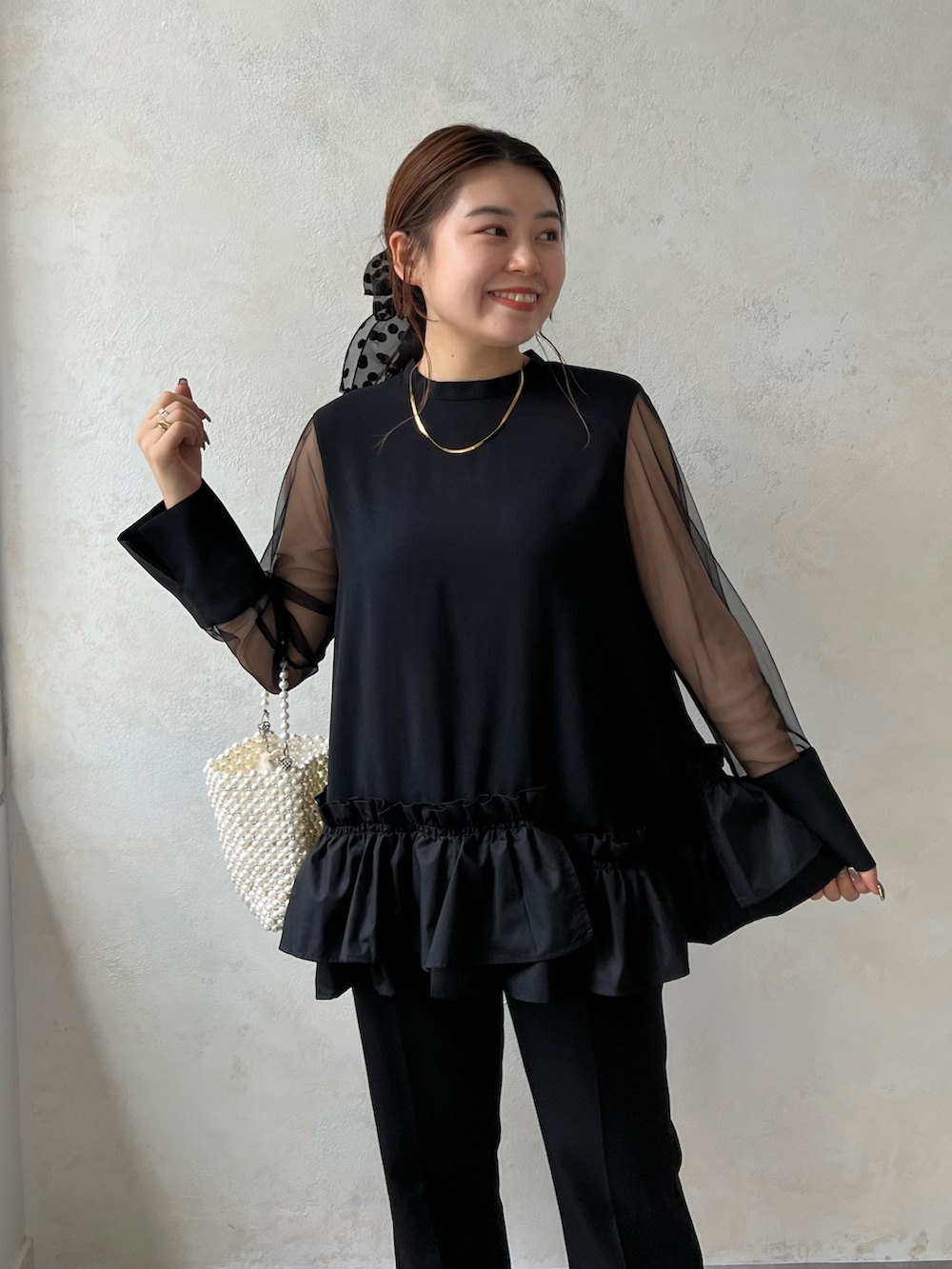「プチプラ、秋コーデ、お出かけコーデ、セットアップ、シンプルコーデ、結婚式、お呼ばれスタイル、キレイめ、大人コーデ、ブラック、ワントーンコーデ、今日のコスメと服」｜「prose verseの裾フリルシアースリーブブラウス（シャツ/ブラウス、ブラック系）」を使った、ももぞうさん（レディース・154cm）の秋コーディネートの2枚目の写真