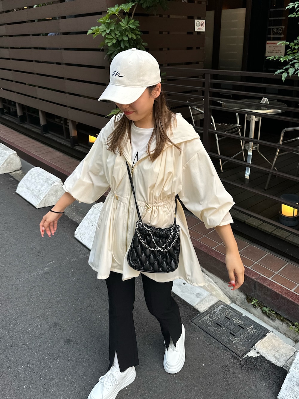 ホワイト系のTシャツ/カットソー、ホワイト系のマウンテンパーカー、ブラック系のショルダーバッグを着用したレディースの夏コーディネートの2枚目の写真