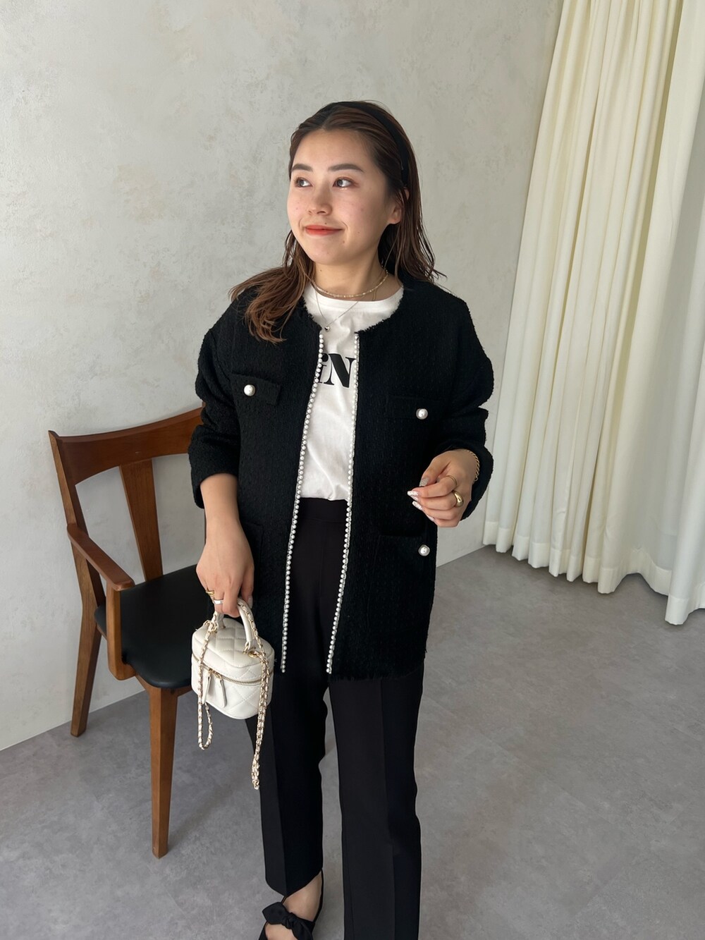 「今日のコスメと服、プチプラ、ツイード、ジャケット、モノトーン、秋服準備はじめました、ロゴT、ハンドバッグ、レイヤードスタイル、ミニバッグ、韓国ファッション、休日スタイル、きれいめカジュアル、卒業式、テーパードパンツ」｜「prose verseのパールボタンノーカラーツイードジャケット（ノーカラージャケット、ブラック系）」を使った、ももぞうさん（レディース・154cm）の夏コーディネートの4枚目の写真