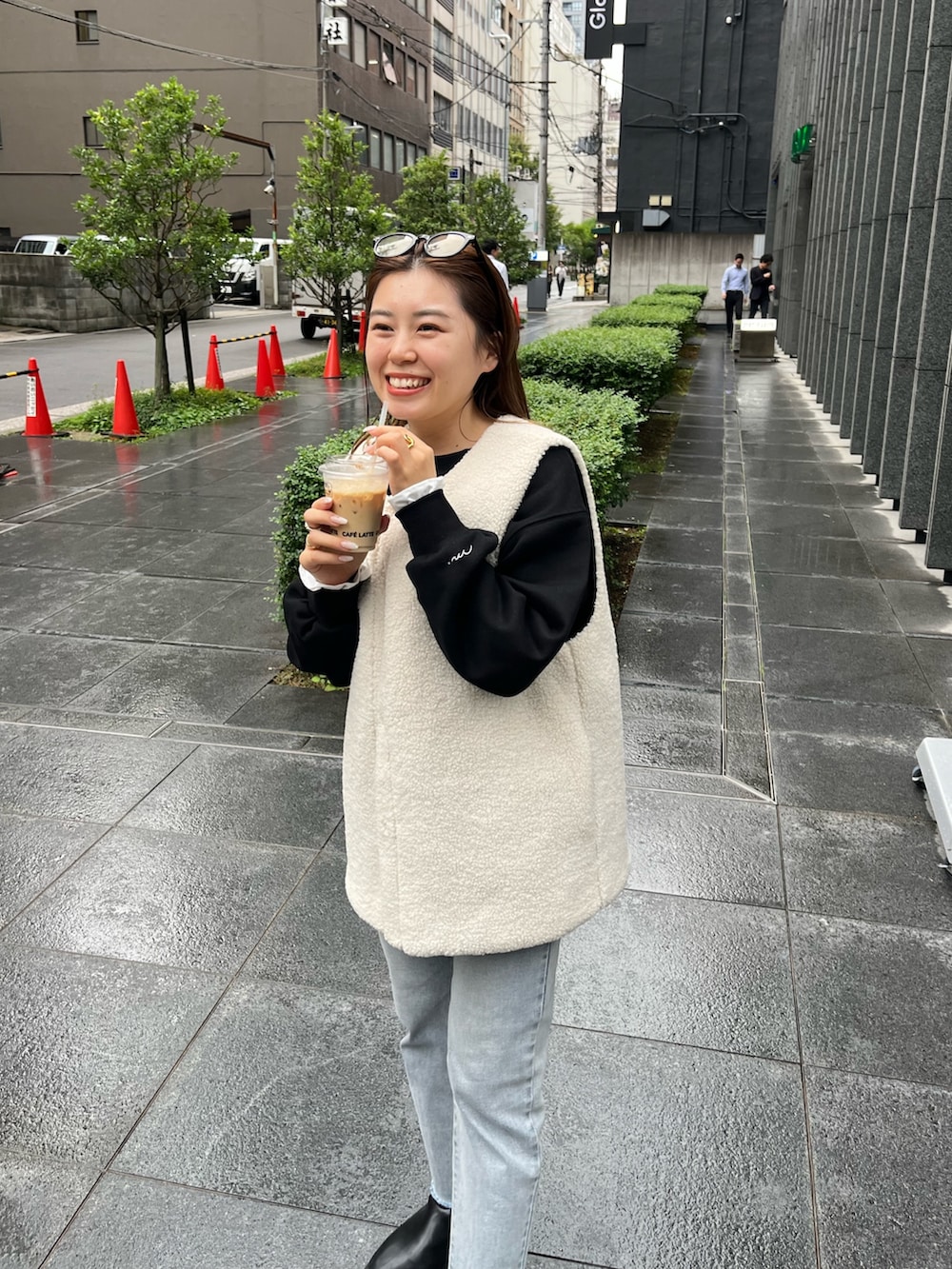ブラック系のTシャツ/カットソー、ブラック系のベスト、ブルー系のデニムパンツを着用したレディースの冬コーディネートの3枚目の写真