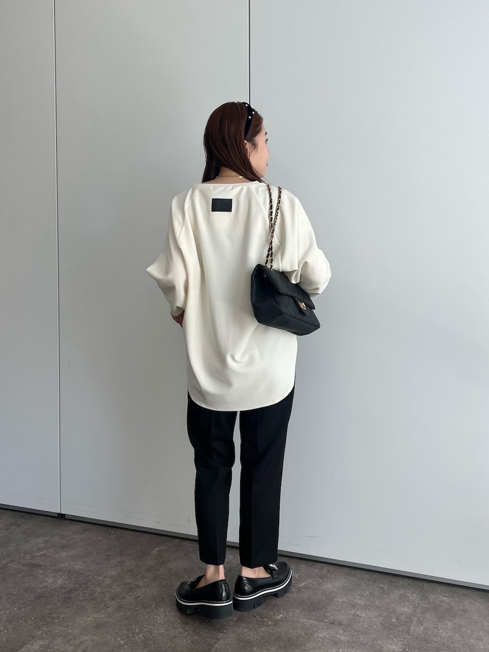 ホワイト系のベスト、ホワイト系のTシャツ/カットソー、ホワイト系のショルダーバッグを着用したレディースの夏コーディネートの4枚目の写真