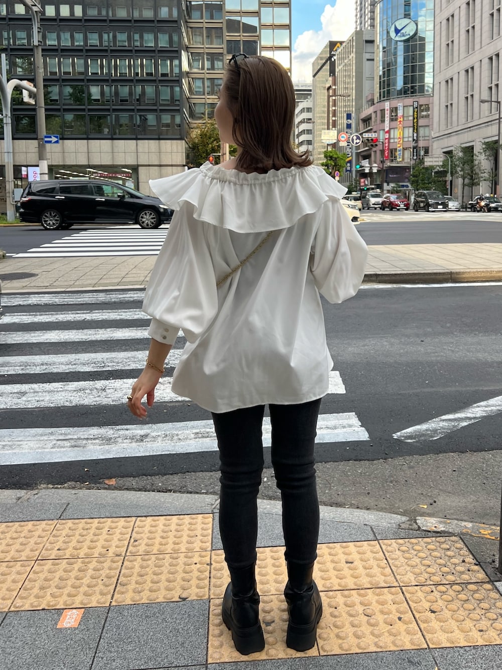 ホワイト系のシャツ/ブラウス、ブラウン系のショルダーバッグ、ブラック系のブーツを着用したレディースの秋コーディネートの4枚目の写真