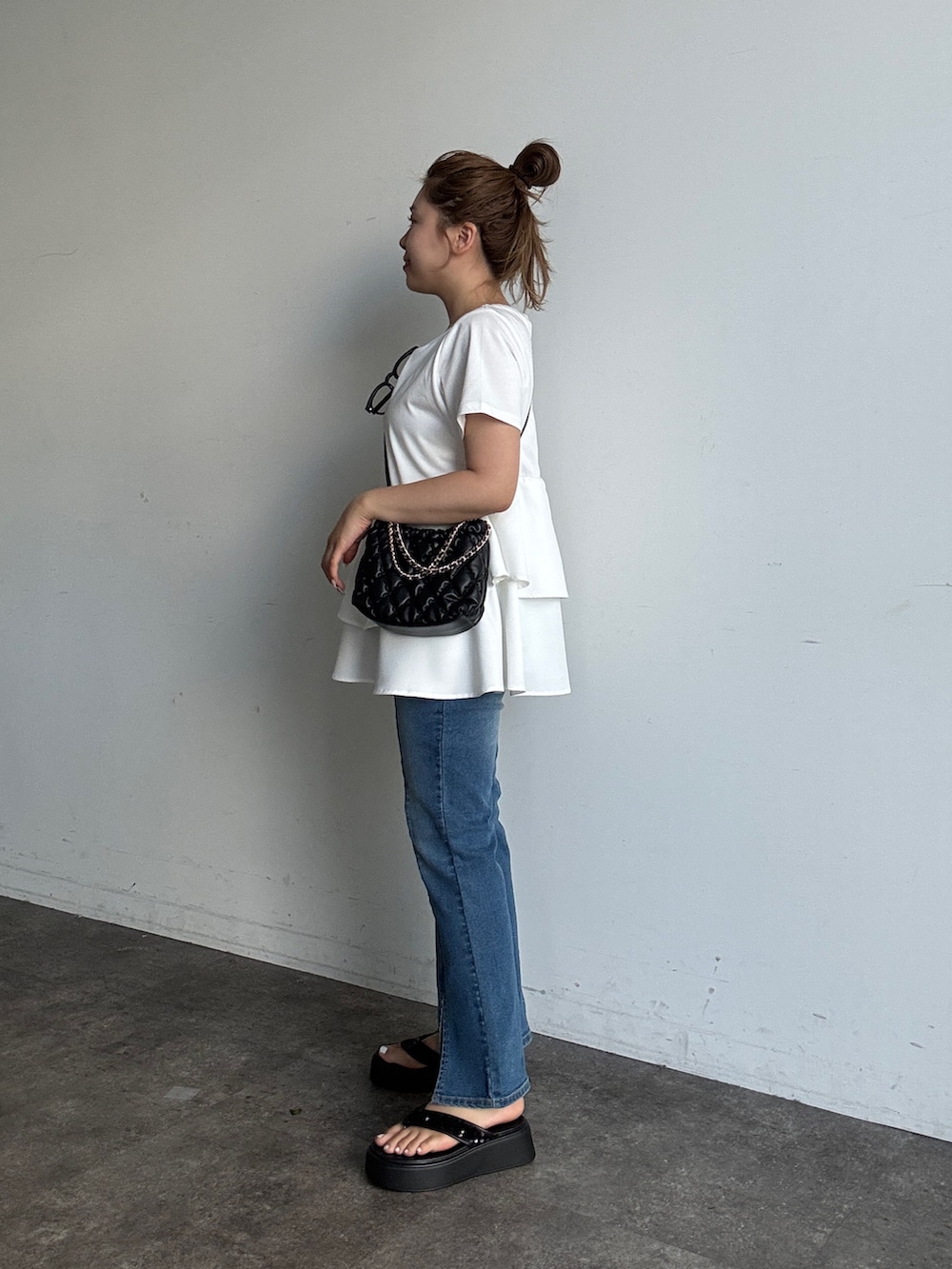 「フリル、厚底シューズ、白Tシャツ、夏ルックで気分アップ、プチプラ、お出かけコーデ、休日スタイル、厚底サンダル、デニム」｜「prose verseの【MOMO】アシメフリルドッキングペプラムTシャツ（Tシャツ/カットソー、ホワイト系）」を使った、ももぞうさん（骨格ストレート・レディース・154cm）の夏コーディネートの2枚目の写真