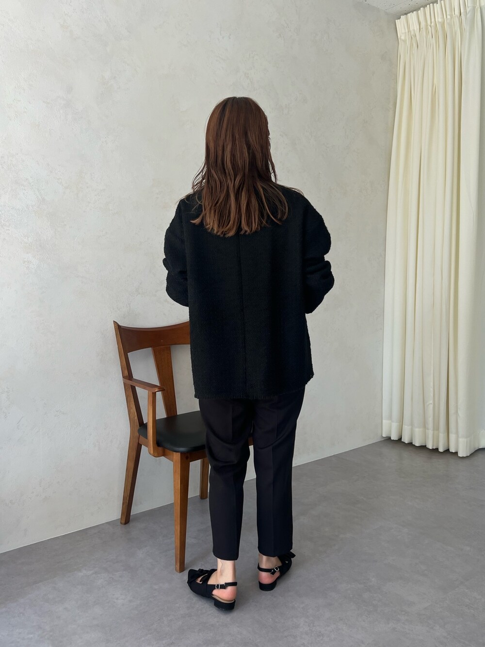 「今日のコスメと服、プチプラ、ツイード、ジャケット、モノトーン、秋服準備はじめました、ロゴT、ハンドバッグ、レイヤードスタイル、ミニバッグ、韓国ファッション、休日スタイル、きれいめカジュアル、卒業式、テーパードパンツ」｜「prose verseのパールボタンノーカラーツイードジャケット（ノーカラージャケット、ブラック系）」を使った、ももぞうさん（レディース・154cm）の夏コーディネートの3枚目の写真