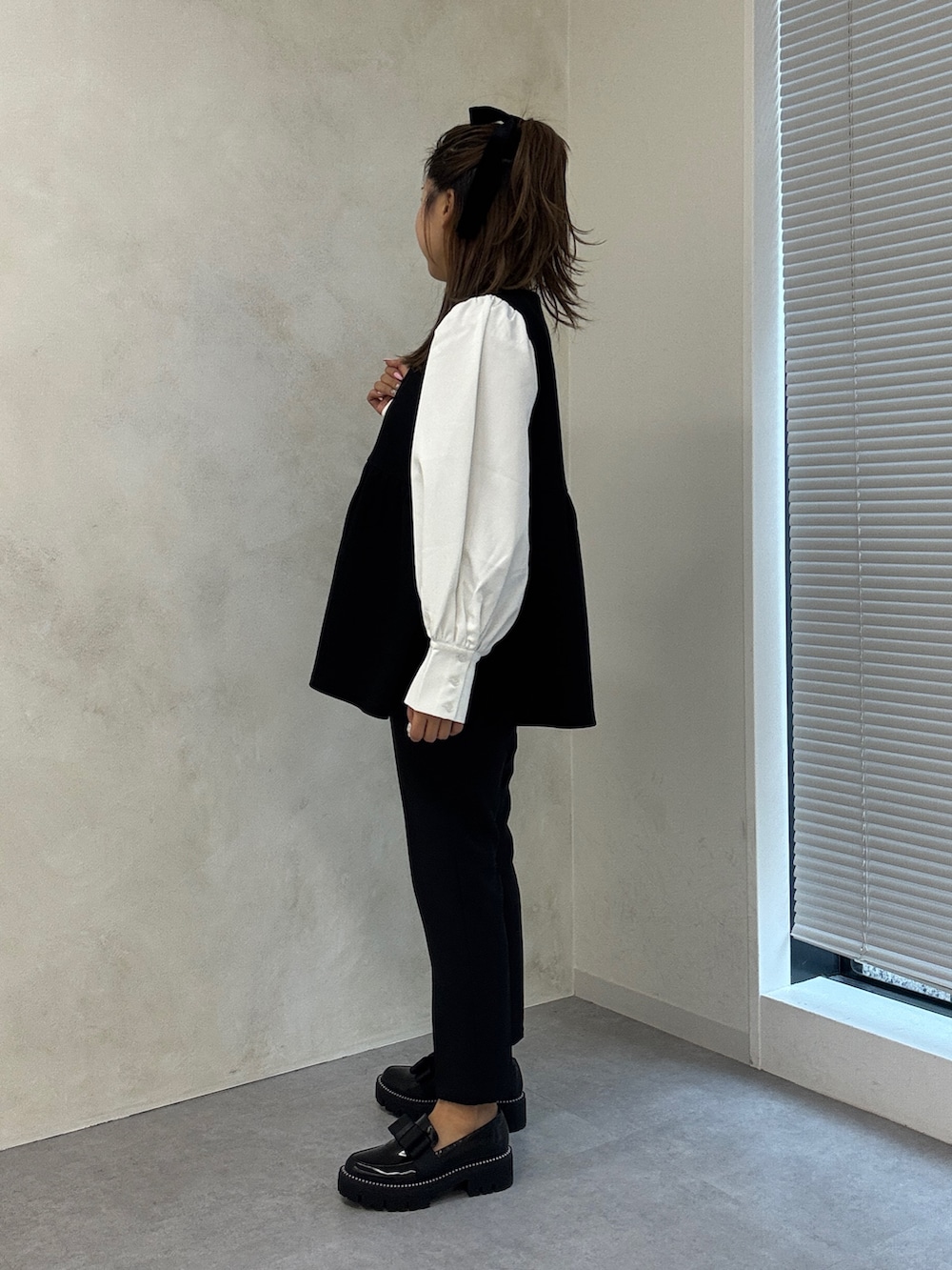 ブラック系のシャツ/ブラウス、ブラック系のその他パンツ、ブラック系のローファーを着用したレディースの秋コーディネートの2枚目の写真