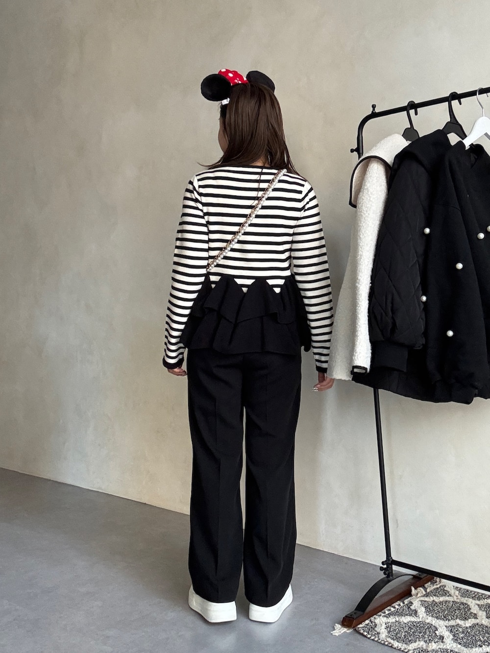 ブラック系のカーディガン/ボレロ、ブラック系のスラックスを着用したレディースの秋コーディネートの3枚目の写真