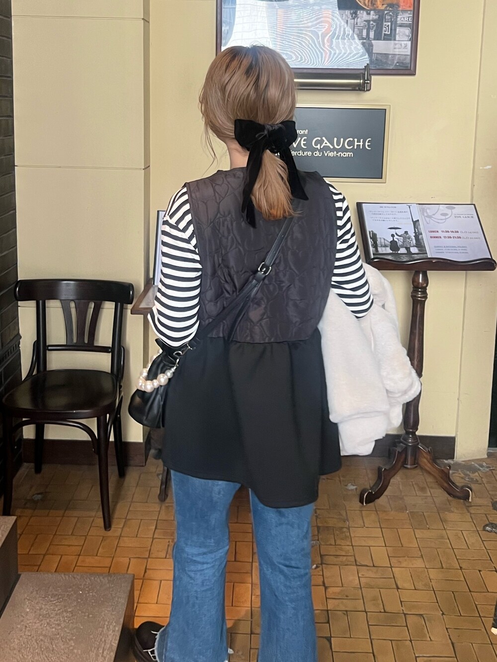 ブラック系のTシャツ/カットソー、ブラック系のジャケット/アウター、ブラック系のショルダーバッグを着用したレディースの冬コーディネートの3枚目の写真