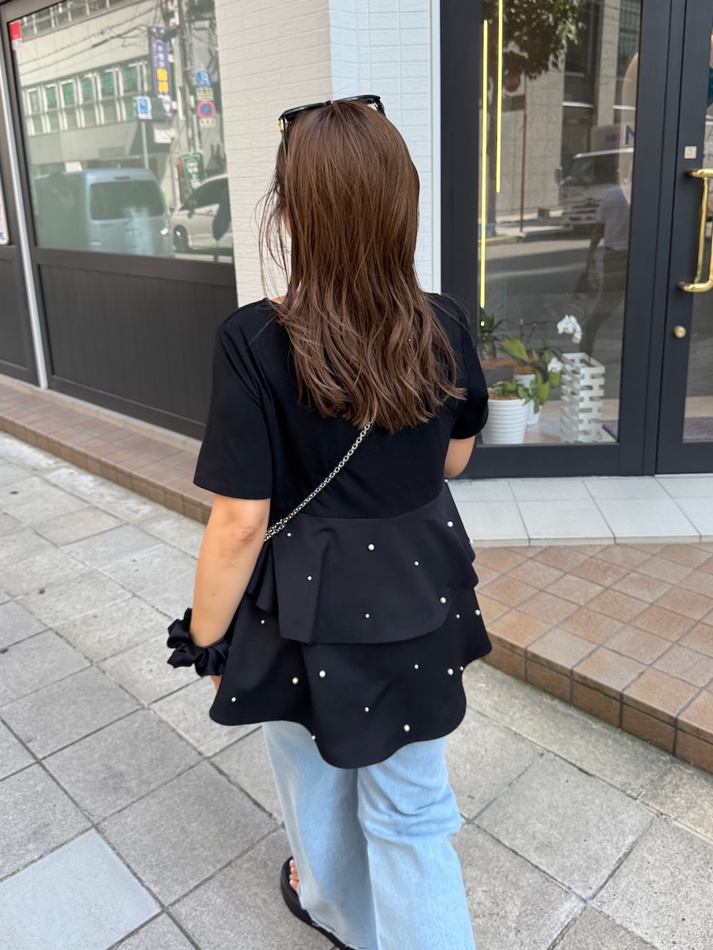 「サンダル、プチプラ、お出かけコーデ、休日スタイル、デニム、厚底シューズ、きれいめカジュアル、大人カジュアルコーデ、夏コーデ」｜「prose verseの裾パールドッキングティアードTシャツ（Tシャツ/カットソー、ブラック系）」を使った、ももぞうさん（骨格ストレート・レディース・154cm）の夏コーディネートの3枚目の写真