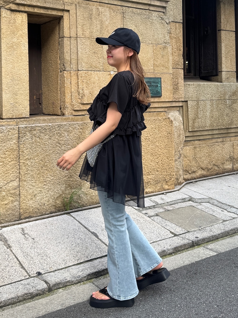 「デニム、厚底シューズ、夏ルックで気分アップ、休日スタイル、厚底サンダル、キャップ、テーマパークコーデ、シンプルコーデ、きれいめカジュアル、夏コーデ、ショルダーバッグ、サンダル、プチプラ、お出かけコーデ」｜「prose verseの【PRS】刺繍ロゴキャップ（キャップ、ブラック系）」を使った、ももぞうさん（骨格ストレート・レディース・154cm）の夏コーディネートの2枚目の写真