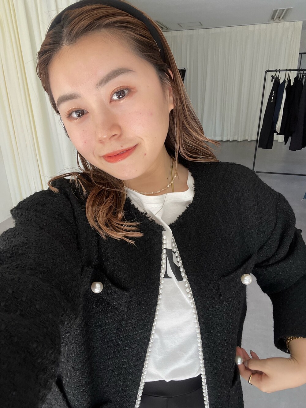 「今日のコスメと服、プチプラ、ツイード、ジャケット、モノトーン、秋服準備はじめました、ロゴT、ハンドバッグ、レイヤードスタイル、ミニバッグ、韓国ファッション、休日スタイル、きれいめカジュアル、卒業式、テーパードパンツ」｜「prose verseのパールボタンノーカラーツイードジャケット（ノーカラージャケット、ブラック系）」を使った、ももぞうさん（レディース・154cm）の夏コーディネートの2枚目の写真