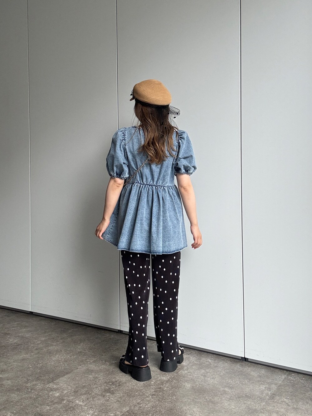ブルー系のシャツ/ブラウス、ブラック系のその他パンツ、ベージュ系のショルダーバッグを着用したレディースの春コーディネートの2枚目の写真
