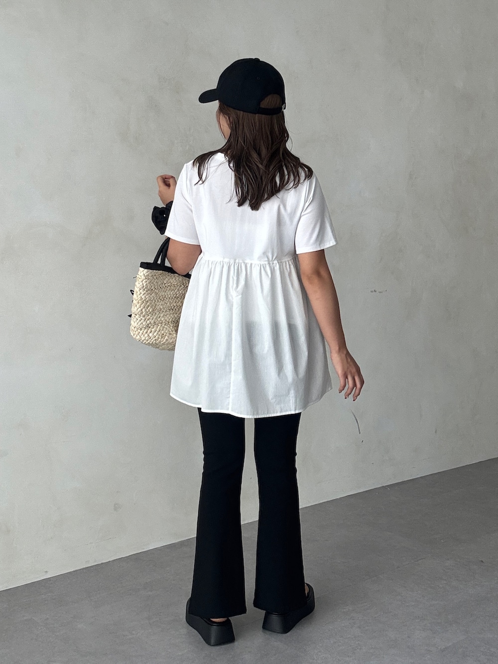 ブラック系のTシャツ/カットソー、ブラック系のその他パンツ、ブラック系のサンダルを着用したレディースの夏コーディネートの4枚目の写真