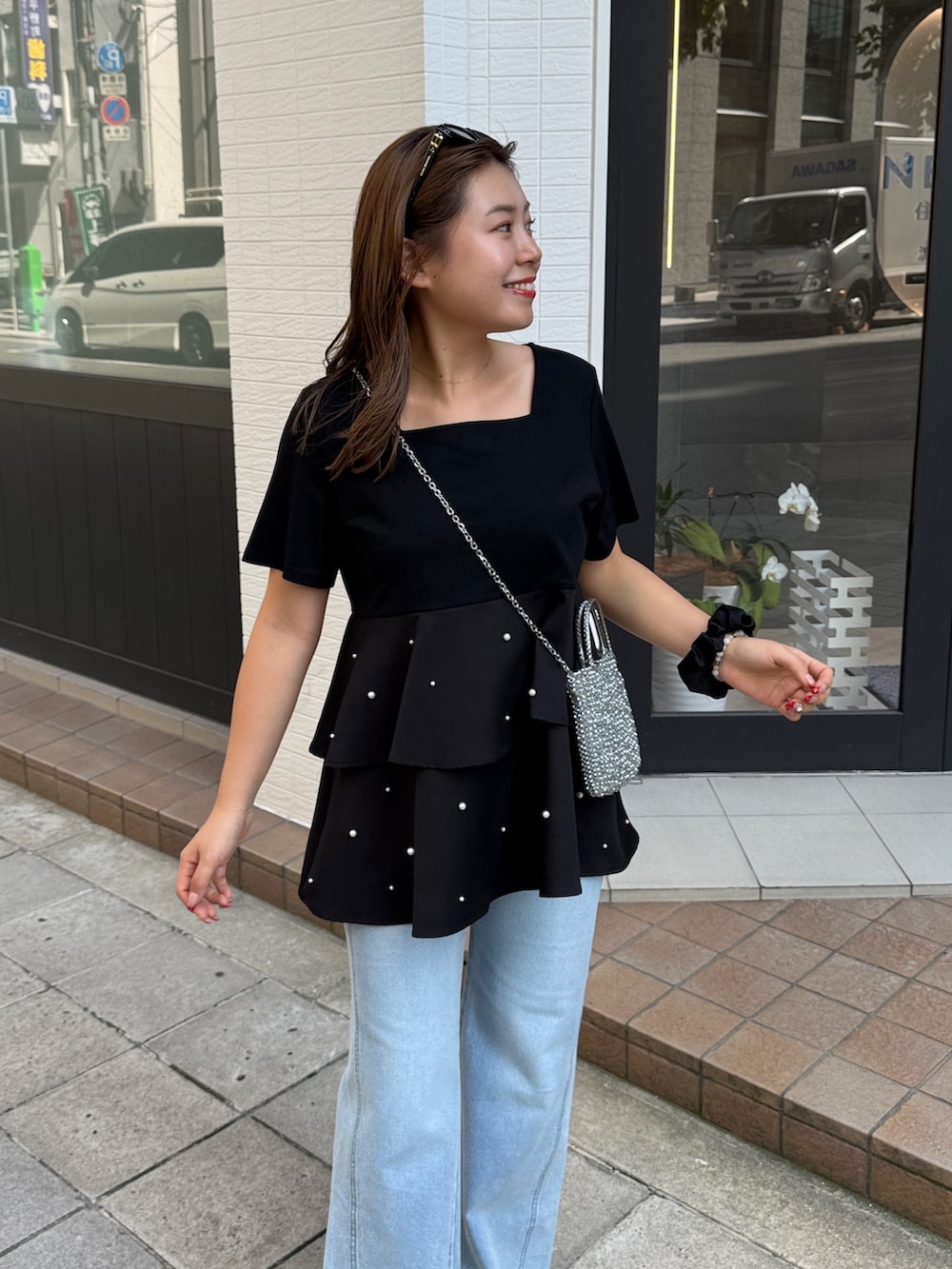 「サンダル、プチプラ、お出かけコーデ、休日スタイル、デニム、厚底シューズ、きれいめカジュアル、大人カジュアルコーデ、夏コーデ」｜「prose verseの裾パールドッキングティアードTシャツ（Tシャツ/カットソー、ブラック系）」を使った、ももぞうさん（骨格ストレート・レディース・154cm）の夏コーディネートの2枚目の写真