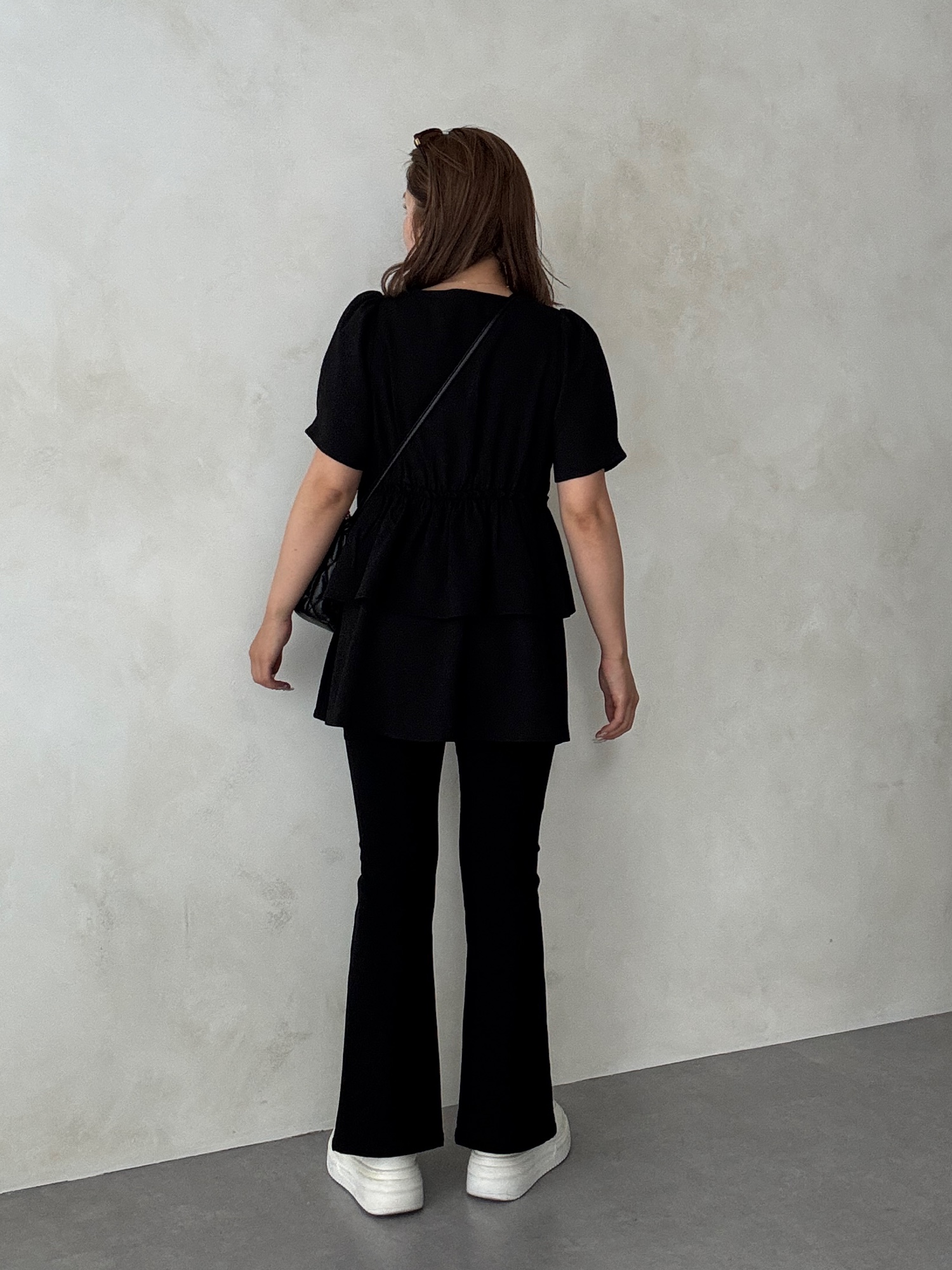 ブラック系のシャツ/ブラウス、ブラック系のショルダーバッグ、ブラック系のその他パンツを着用したレディースの夏コーディネートの3枚目の写真