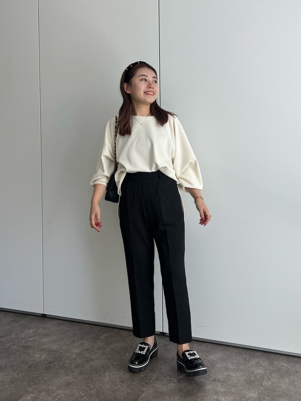 ホワイト系のベスト、ホワイト系のTシャツ/カットソー、ホワイト系のショルダーバッグを着用したレディースの夏コーディネートの3枚目の写真