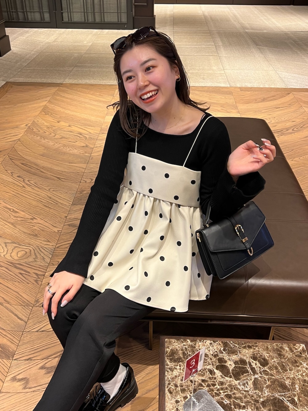 ブラック系のニット/セーター、ブラック系のその他パンツ、ブラック系のローファーを着用したレディースの冬コーディネートの2枚目の写真