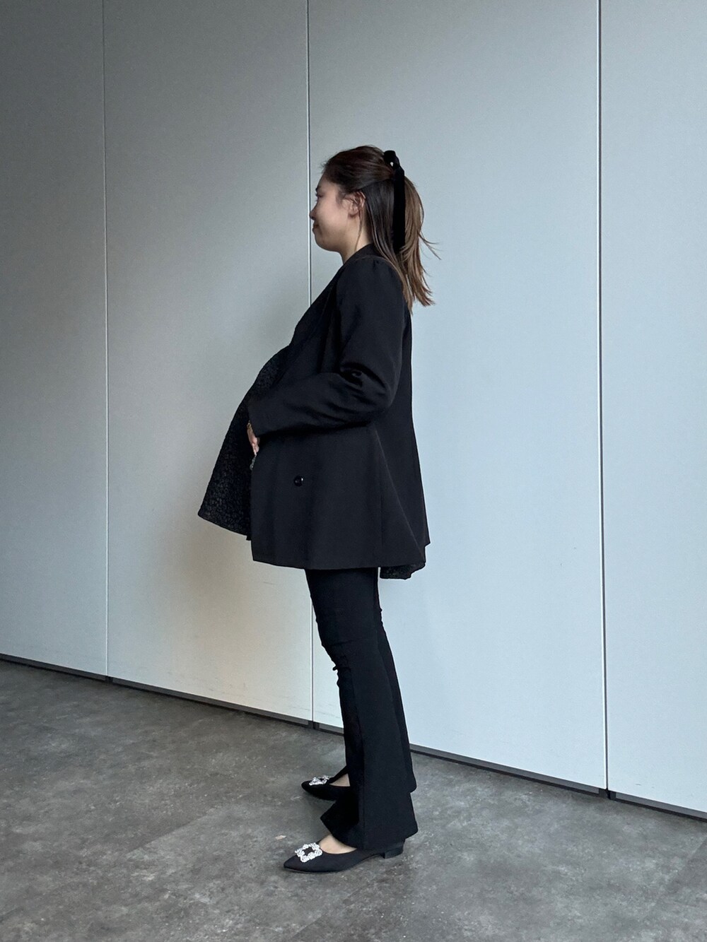 「マタニティ、妊婦、セレモニー、七五三、入学式、入園式、卒業式、卒園式、ママコーデ、体型カバー、プチプラ、骨格ストレート、ブラウス」｜「prose verseの【MOMO SELECT】パフスリーブテーラードジャケット（テーラードジャケット、ブラック系）」を使った、ももぞうさん（レディース・154cm）の秋コーディネートの2枚目の写真