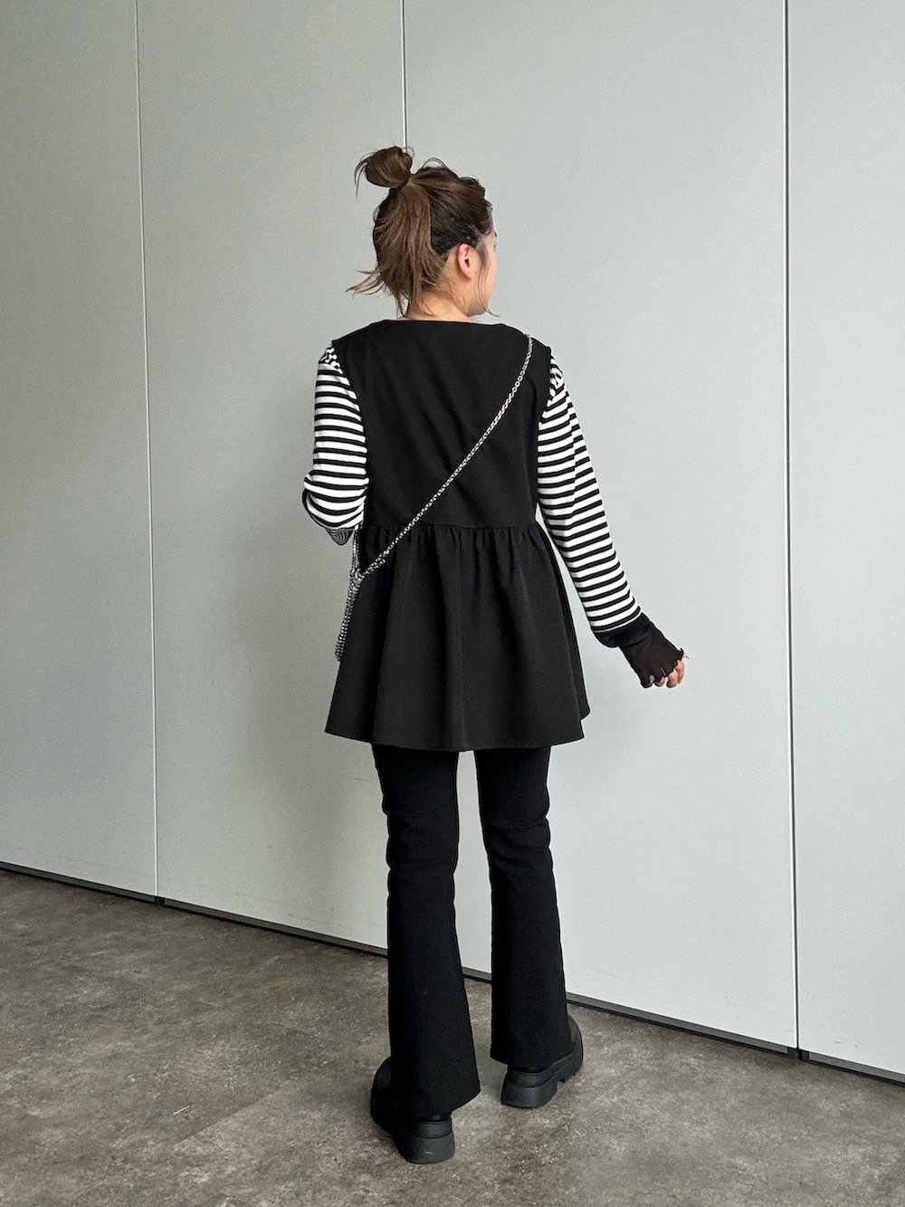 ブラック系のTシャツ/カットソー、ブラック系のベスト、ブラック系のその他パンツを着用したレディースの秋コーディネートの3枚目の写真