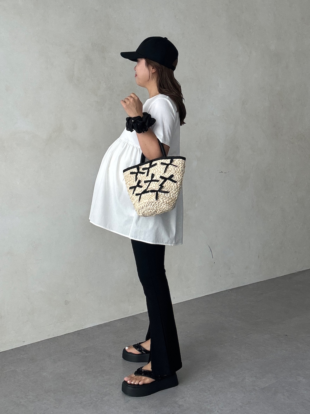 ブラック系のTシャツ/カットソー、ブラック系のその他パンツ、ブラック系のサンダルを着用したレディースの夏コーディネートの3枚目の写真