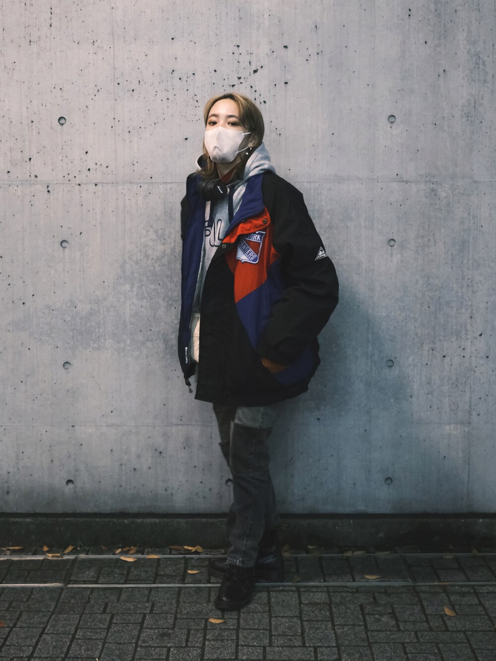 ブラック系のブルゾン、ブラック系のデニムパンツ、ブラック系のブーツを着用したレディースの冬コーディネートの2枚目の写真