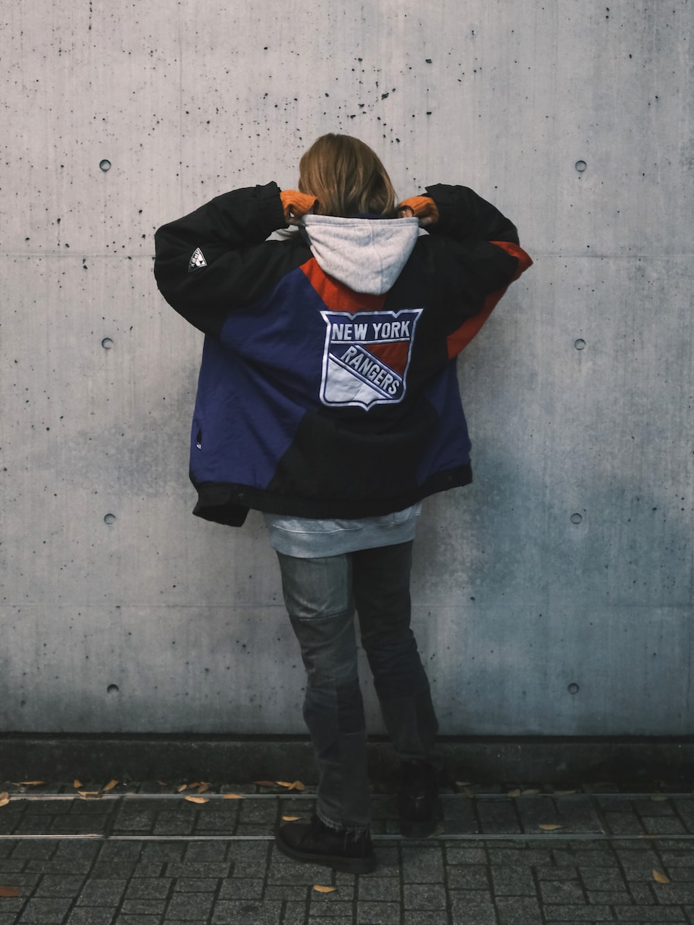 ブラック系のブルゾン、ブラック系のデニムパンツ、ブラック系のブーツを着用したレディースの冬コーディネートの3枚目の写真