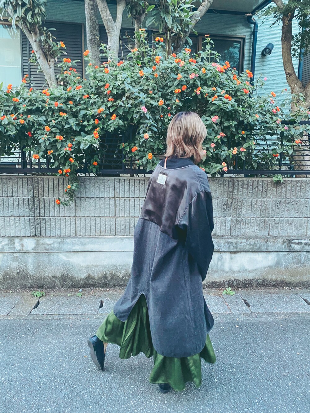 ブラウン系のショルダーバッグ、グリーン系のワンピース/ドレス、ブラック系のニット/セーターを着用したレディースの秋コーディネートの2枚目の写真