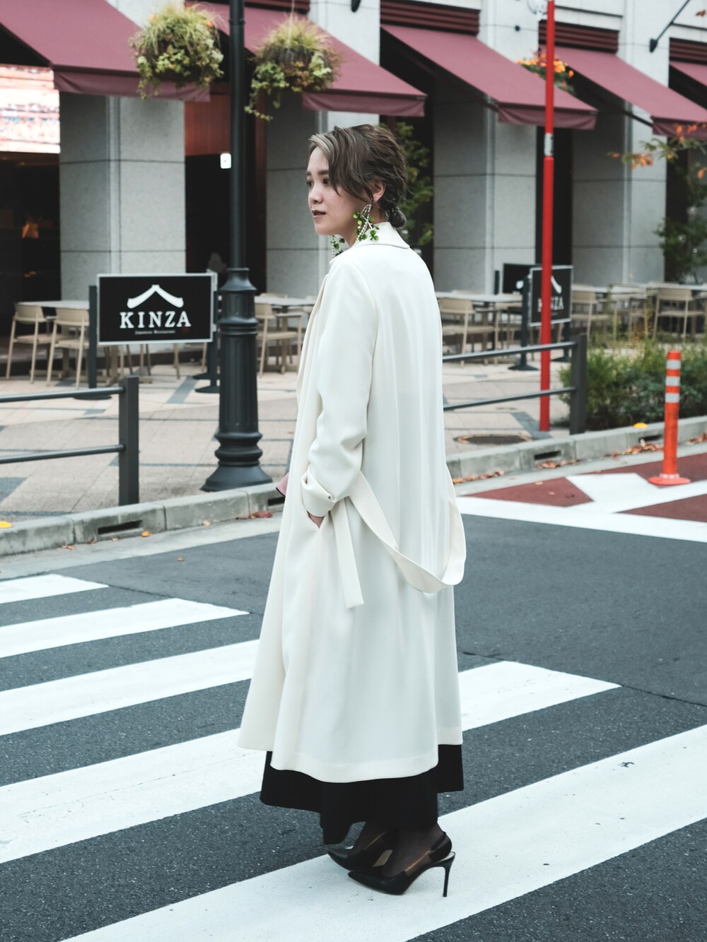「オトナ女子、きれいめコーディネート、大人カジュアル、お呼ばれスタイル、お呼ばれコーデ、お呼ばれドレス、ドレス、パーティースタイル、キレイめ、大人ファッション、ロングワンピース、モノトーン、ワンピース、AMERI、トレンチコート」｜「GUCCIのアイテム（バッグ、ピンク系）」を使った、Renさん（レディース・165cm）の秋コーディネートの2枚目の写真