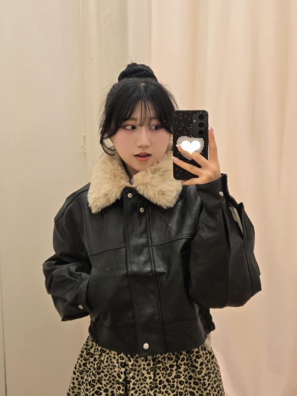 ブラック系のブルゾン、ホワイト系のニット/セーターを着用したレディースの秋コーディネートの3枚目の写真